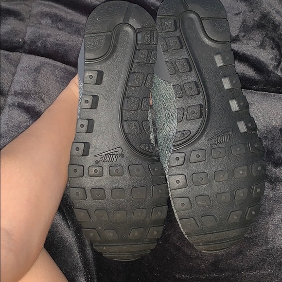 nike running shoes - Picture 3 of 4